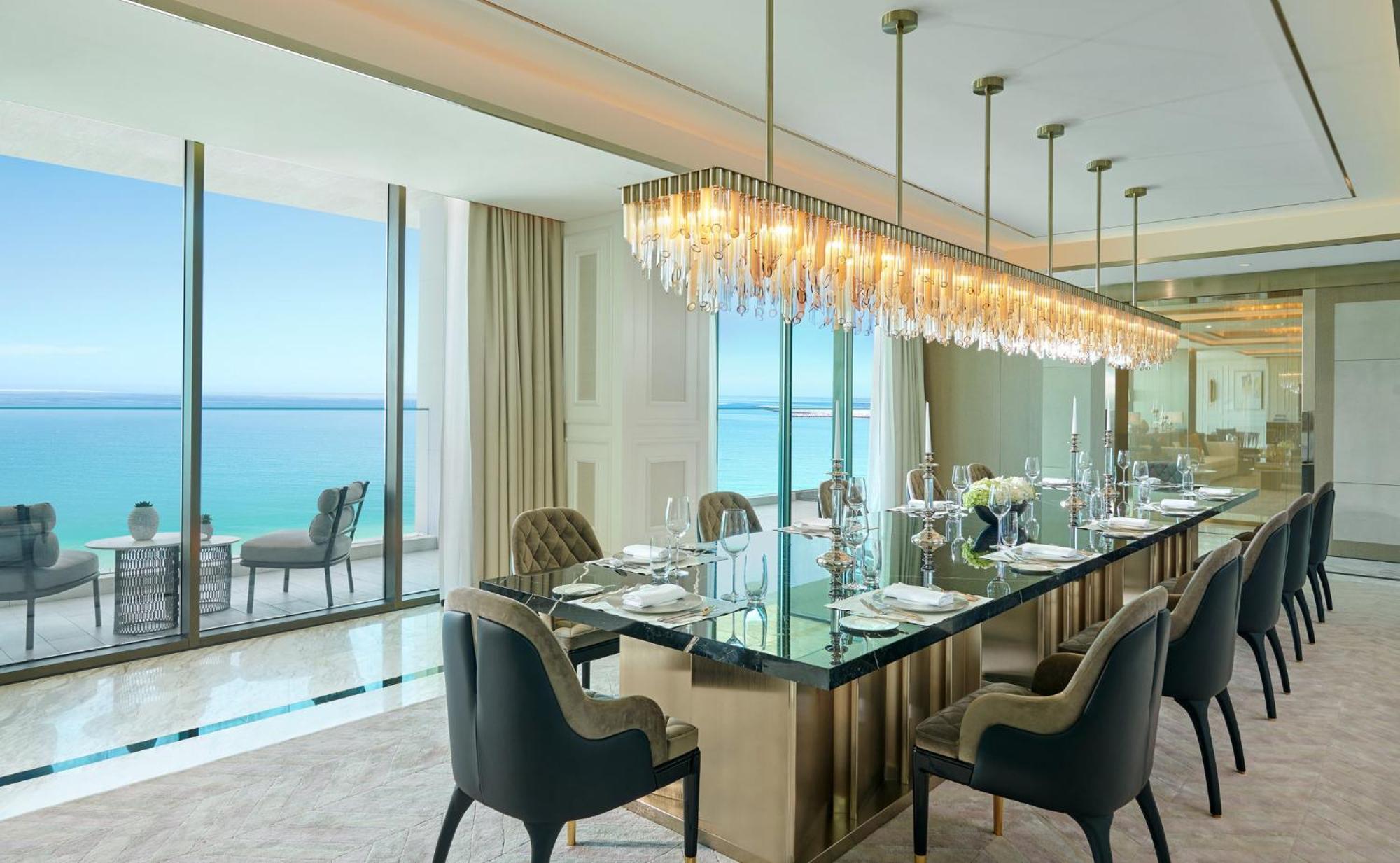 ホテル マンダリン オリエンタル ジュメイラ ドバイ エクステリア 写真 The dining room of a 3-bedroom residence