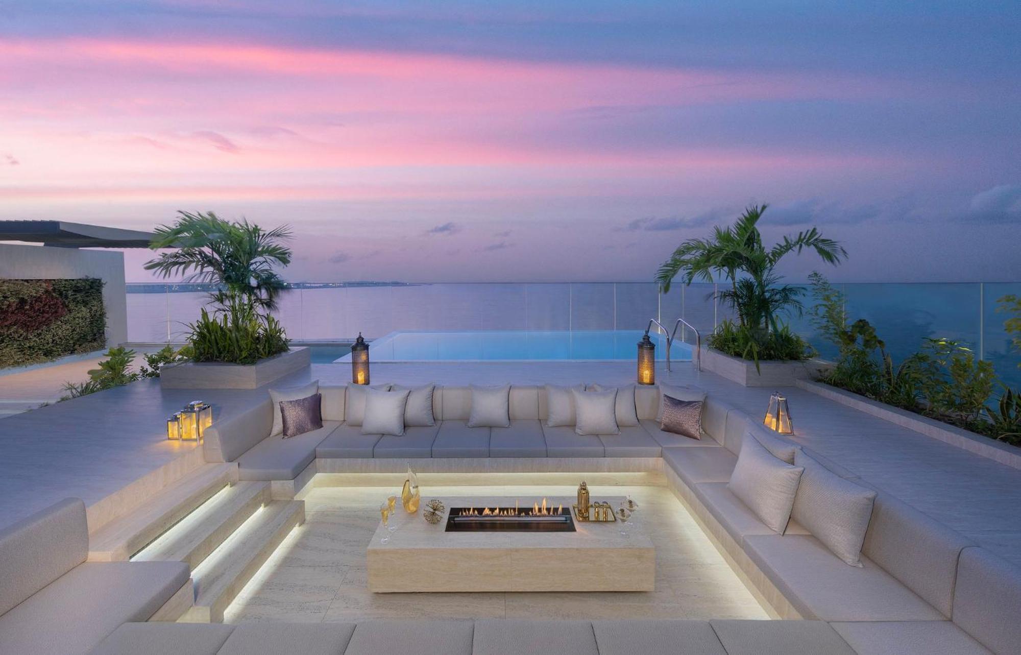 ホテル マンダリン オリエンタル ジュメイラ ドバイ エクステリア 写真 The rooftop pool at the hotel
