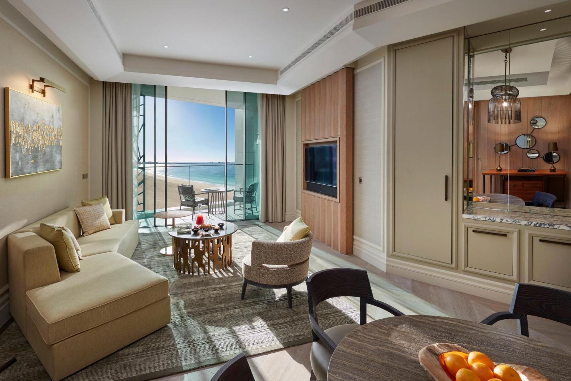 ホテル マンダリン オリエンタル ジュメイラ ドバイ エクステリア 写真 A living room at the Ritz-Carlton, DIFC