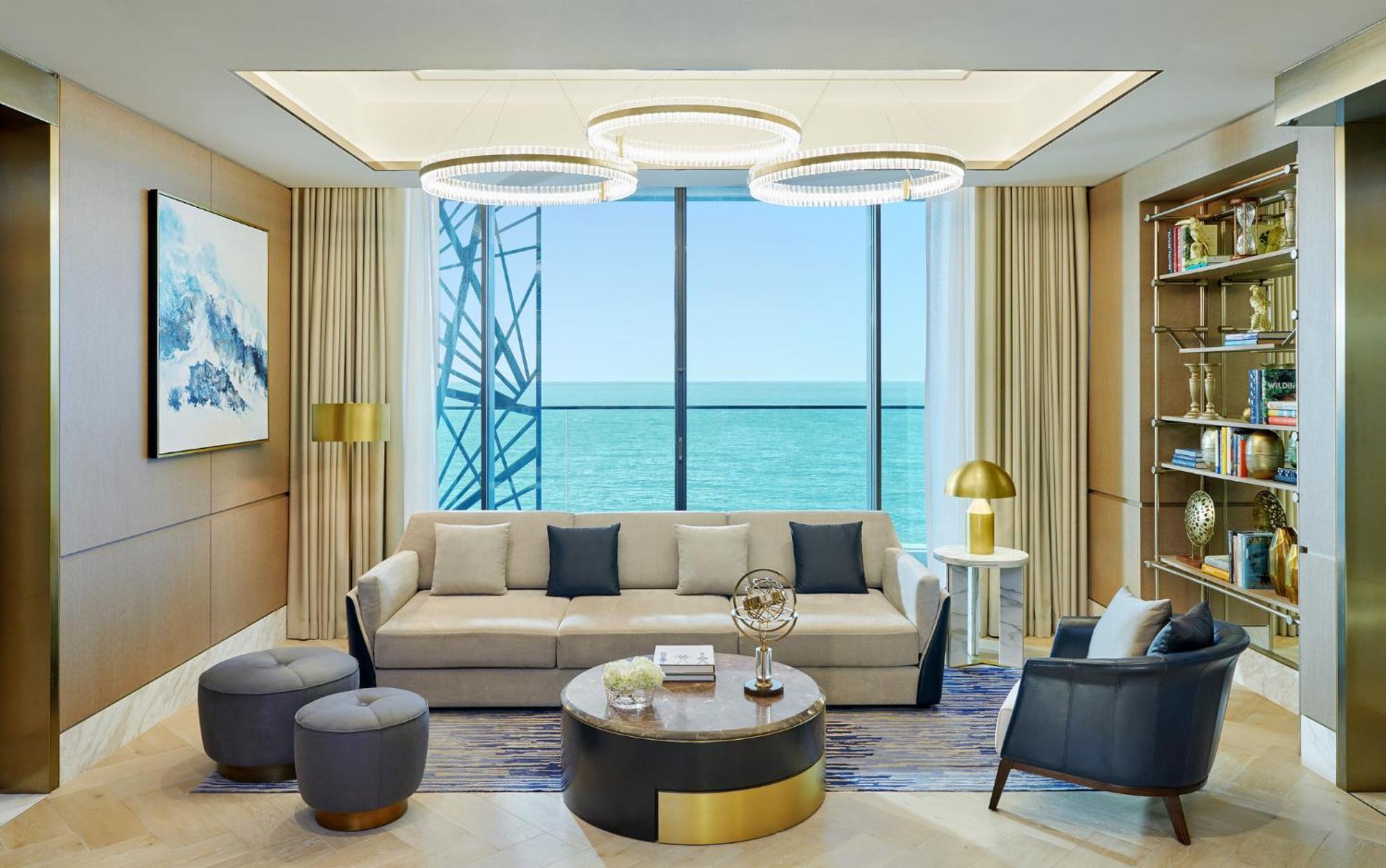 ホテル マンダリン オリエンタル ジュメイラ ドバイ エクステリア 写真 The living room of a three-bedroom residence