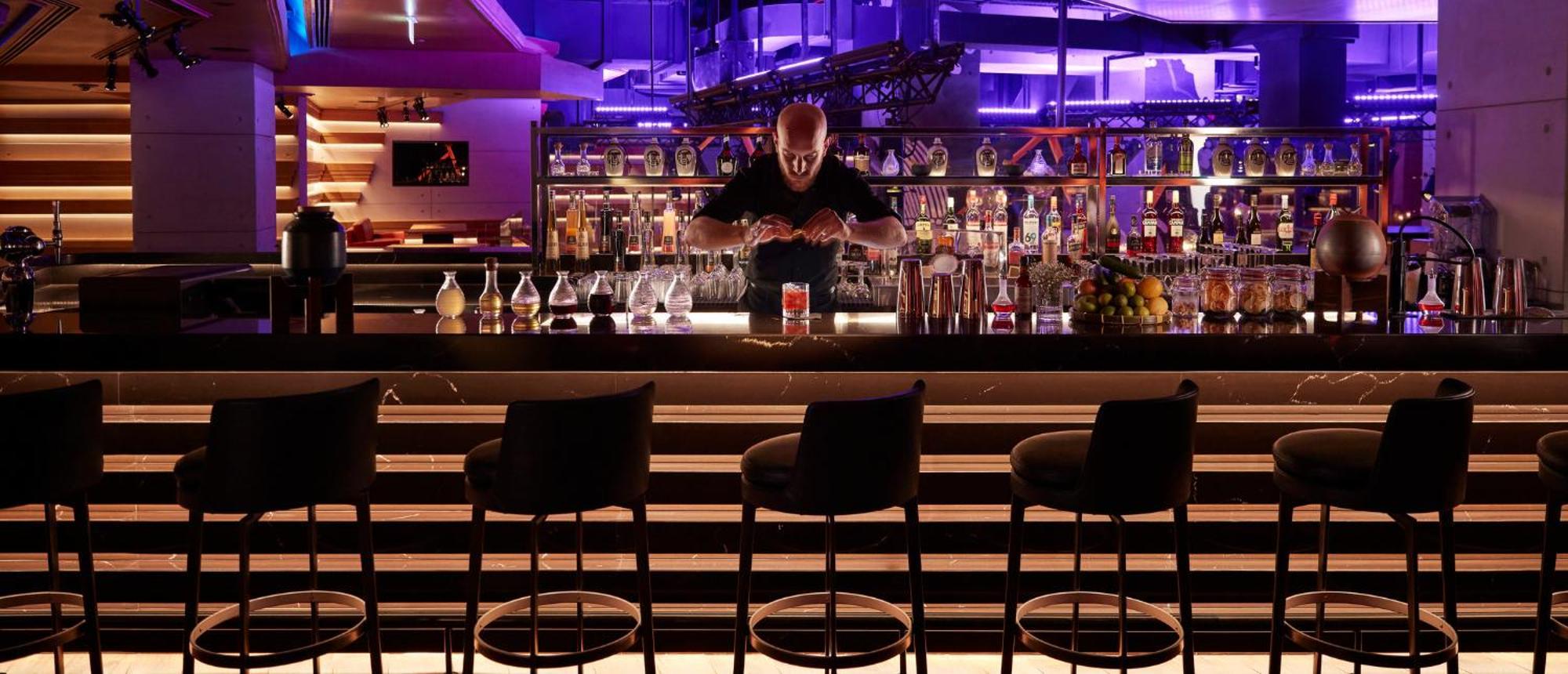 ホテル マンダリン オリエンタル ジュメイラ ドバイ エクステリア 写真 A bartender at work