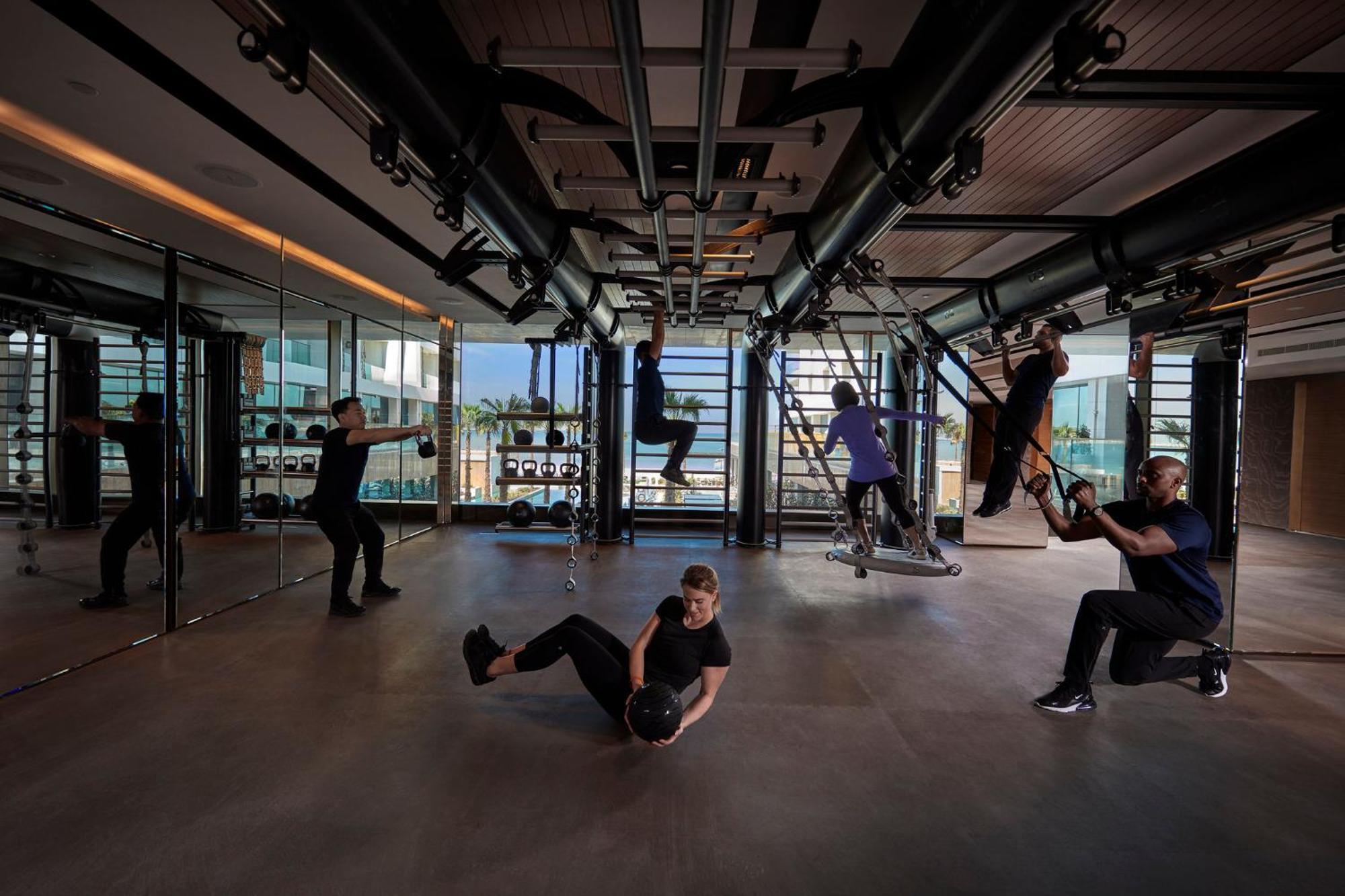 ホテル マンダリン オリエンタル ジュメイラ ドバイ エクステリア 写真 The gym at The Standard East Village