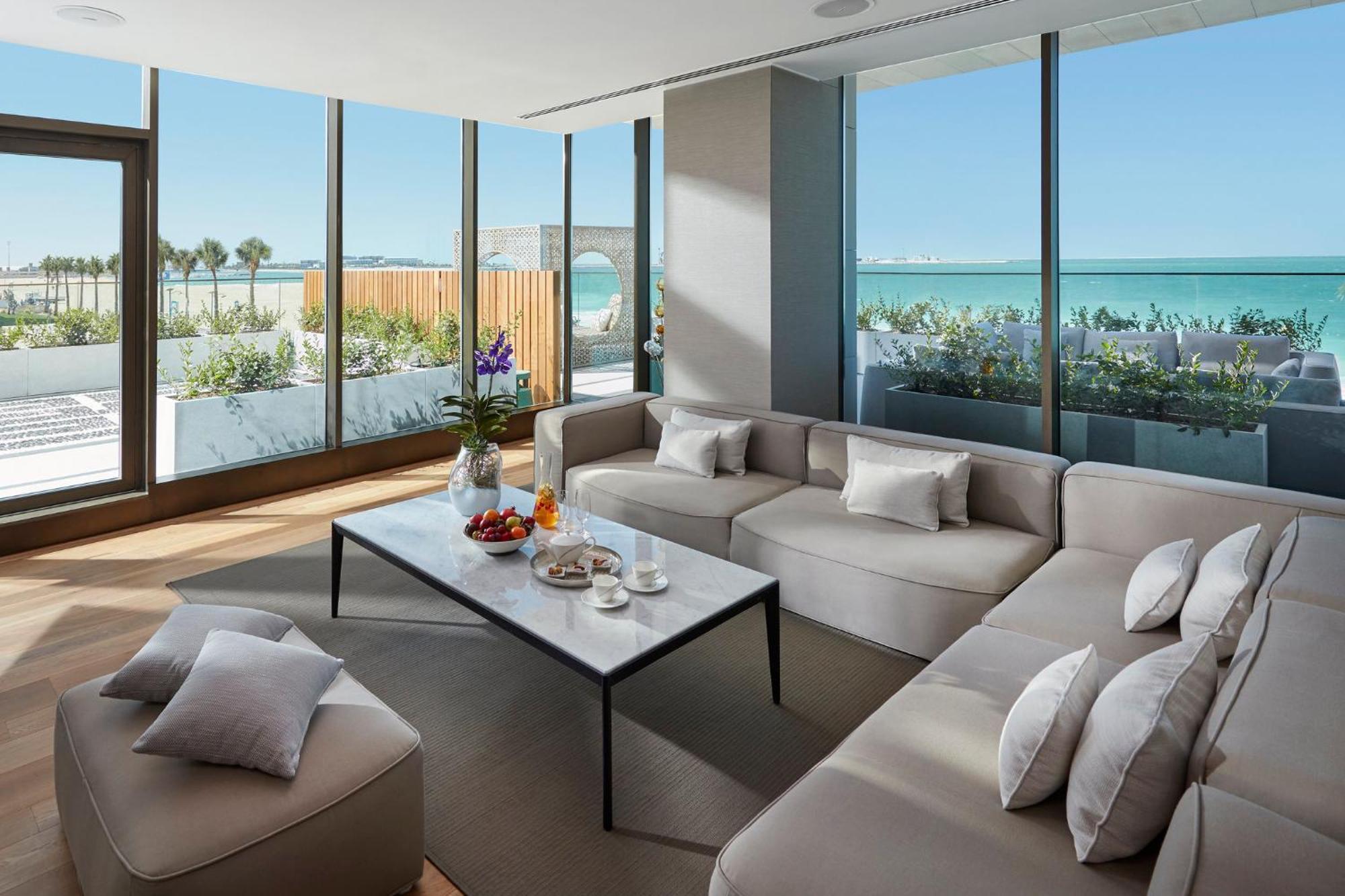ホテル マンダリン オリエンタル ジュメイラ ドバイ エクステリア 写真 The living room of a penthouse suite at the Waldorf Astoria Ras Al Khaimah