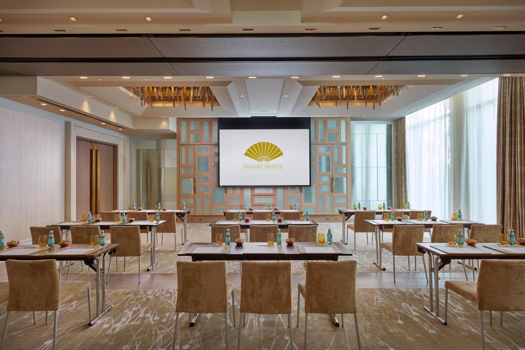 ホテル マンダリン オリエンタル ジュメイラ ドバイ エクステリア 写真 The meeting room at The Landmark