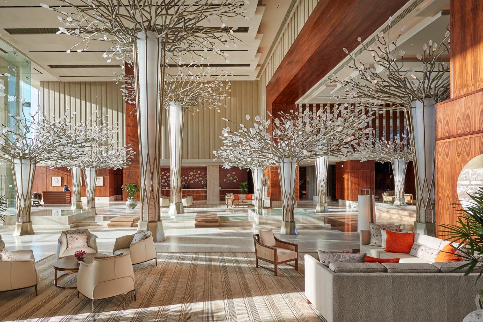 ホテル マンダリン オリエンタル ジュメイラ ドバイ エクステリア 写真 The lobby of the hotel