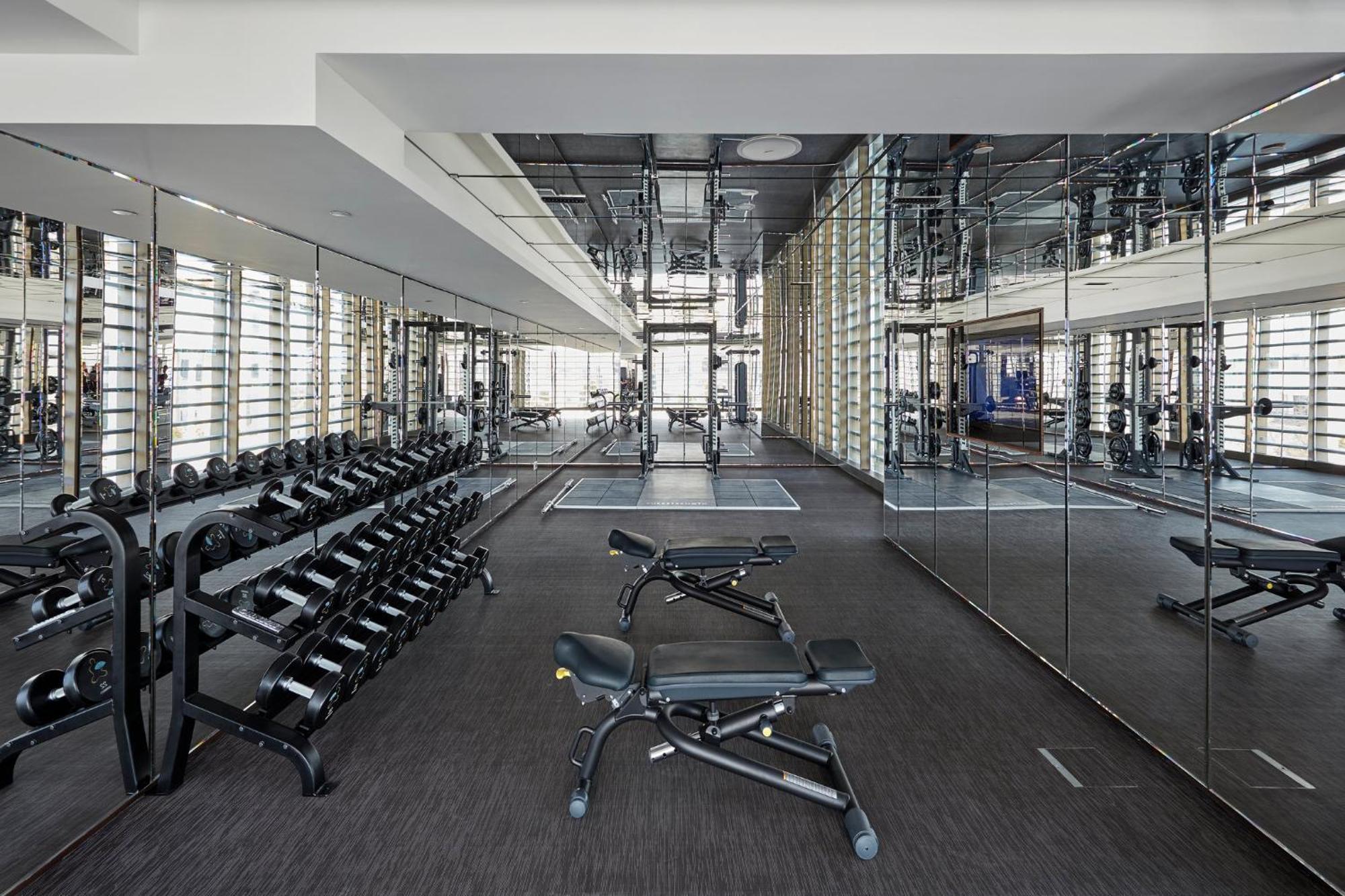 ホテル マンダリン オリエンタル ジュメイラ ドバイ エクステリア 写真 The gym at The Standard East Village